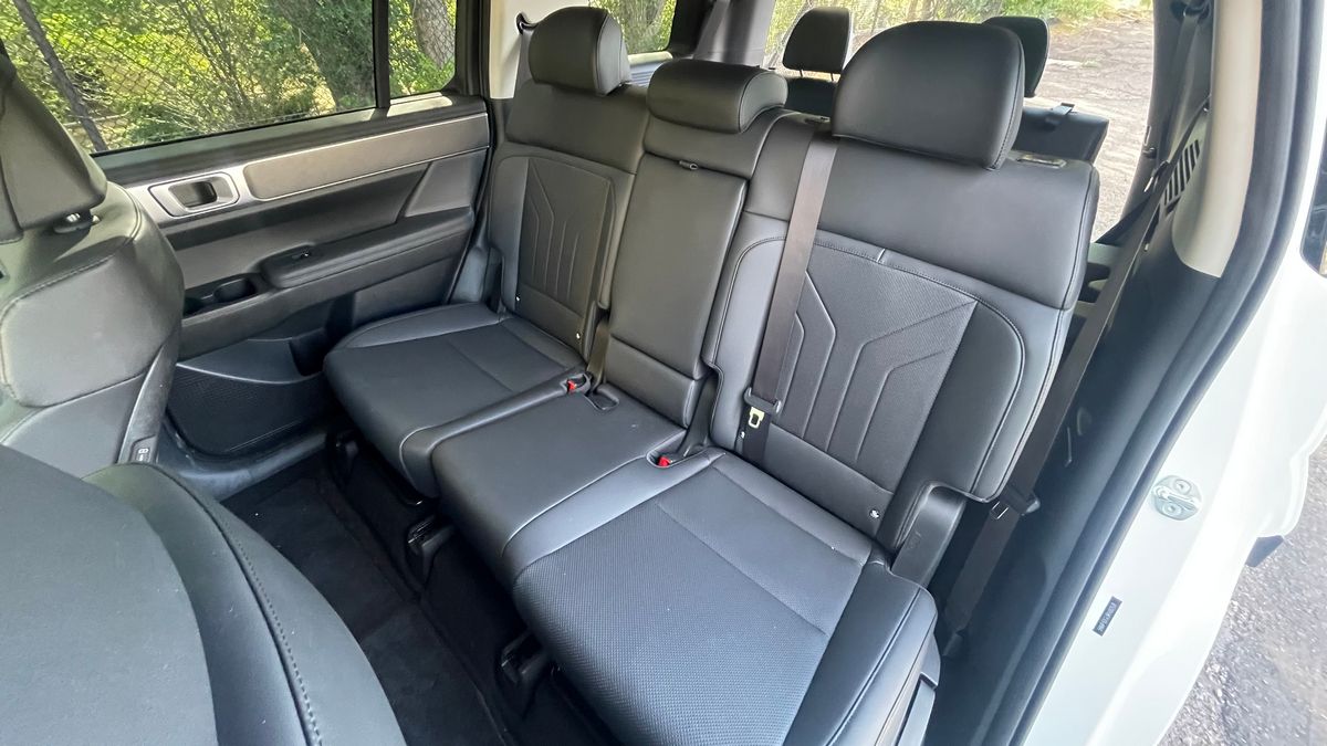 2024-hyundai-santa-fe-xrt-second-row