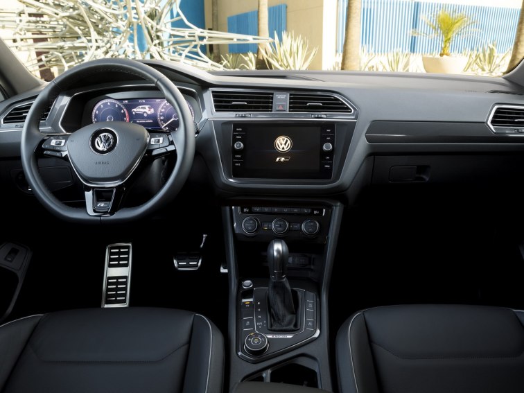 2021 Volkswagen Tiguan front cabin.