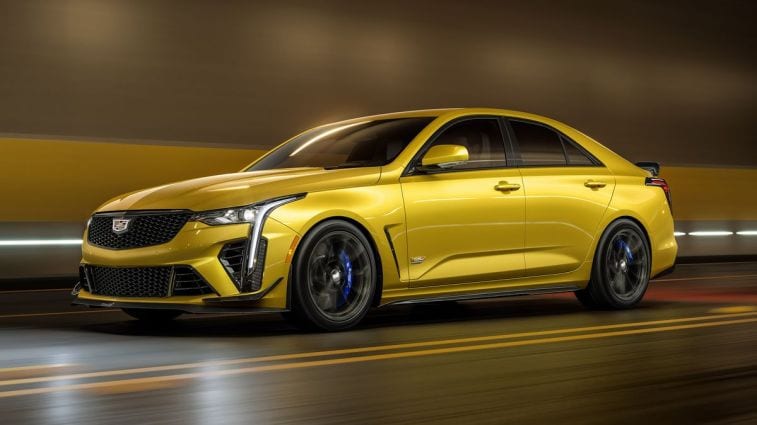 كاديلاك CT4-V Blackwing موديل 2024 باللون الأصفر السيبراني المعدني أثناء القيادة في نفق.