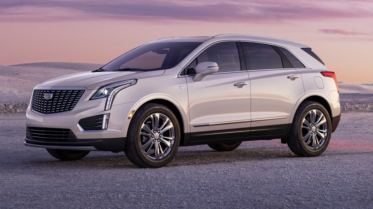 كاديلاك XT4 2024 في الصحراء.
