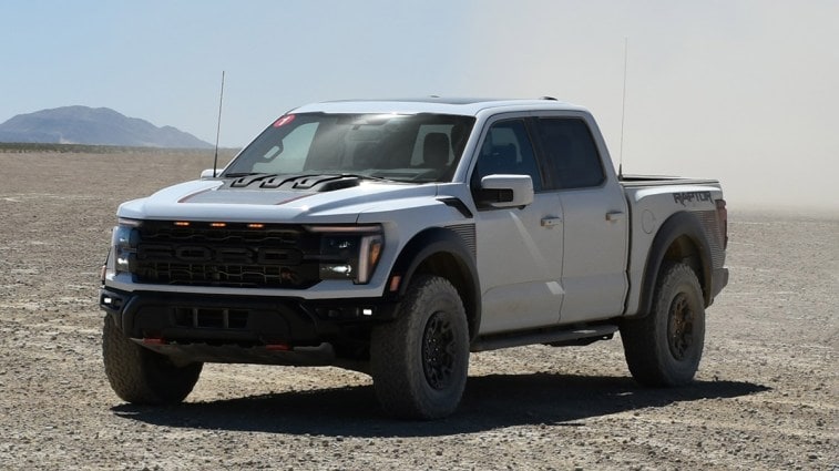 فورد رابتور R 2024 في الصحراء.