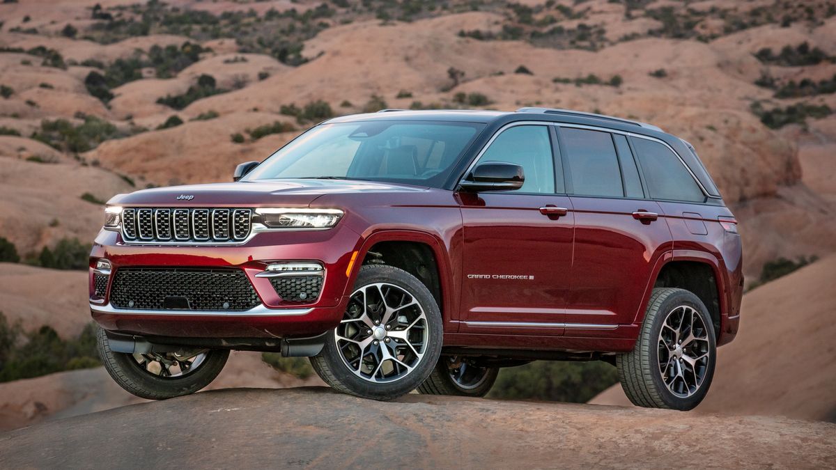 2024 Jeep Grand Cherokee Summit Reserve with hills in the background.