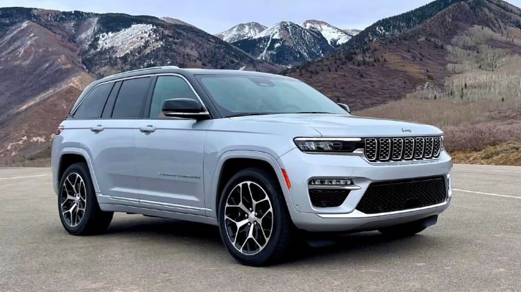 2024 m. Jeep Grand Cherokee Summit Reserve su kalnais fone.