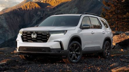 2025 Honda Pilot Black Edition with mountains in the background.