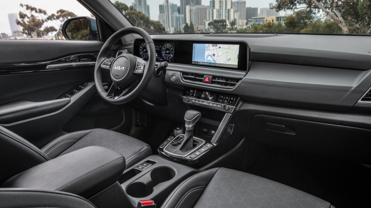 The interior of the 2025 Kia Seltos