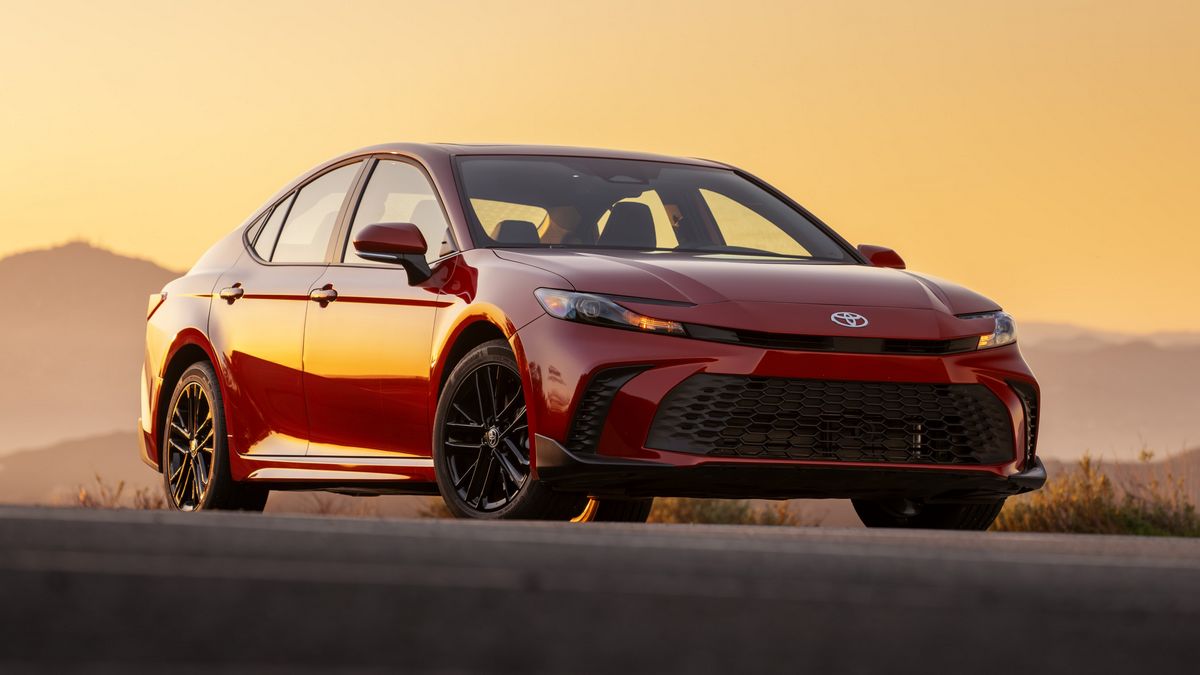 2025 Toyota Camry SE in Supersonic Red