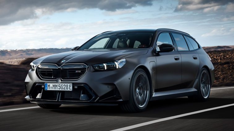 سيارة BMW M5 2025 تتجول على الطريق.