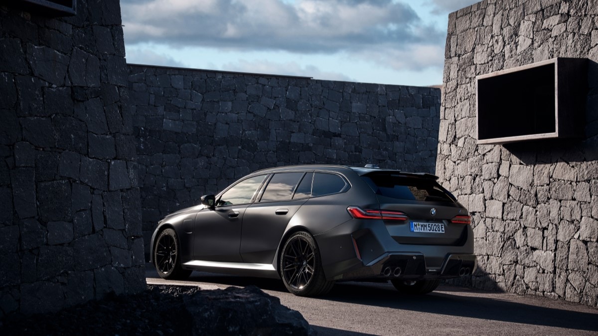 سيارة BMW M5 Touring موديل 2025 يمكن رؤيتها من زاوية الربع الخلفي
