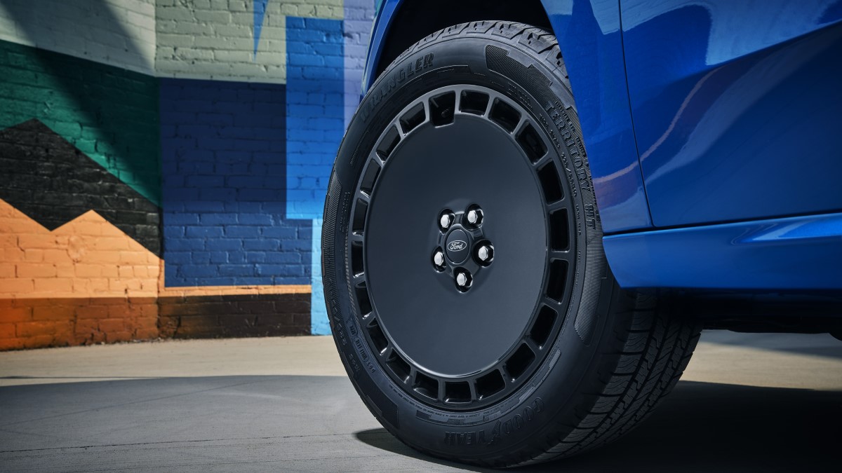 The aerodynamic wheels of the 2025 Ford Maverick Lobo
