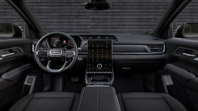 المقصورة الأمامية لسيارة GMC Terrain Elevation موديل 2025.