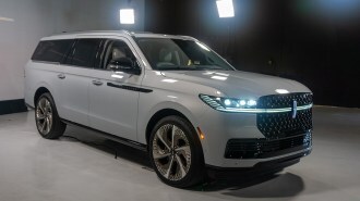2025-lincoln-navigator-front-3q-right