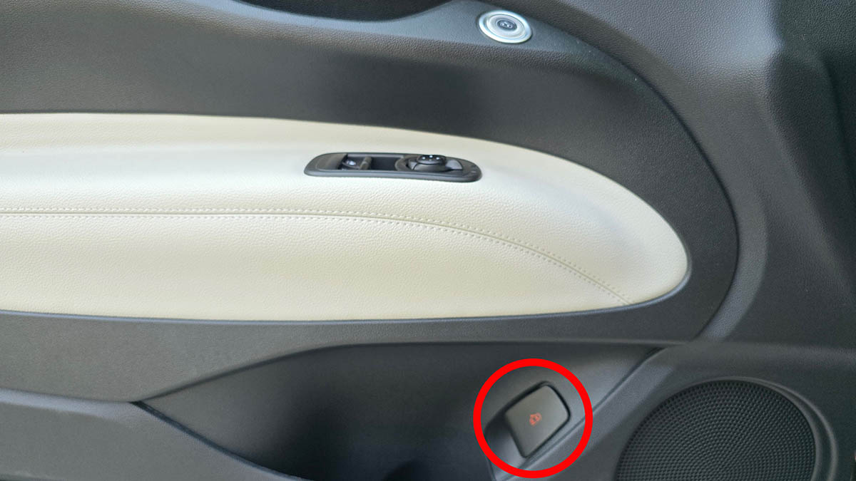 Emergency door release on Fiat 500e