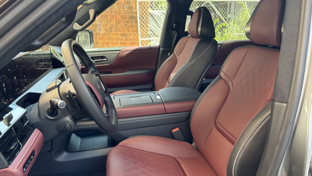 The front seats of the 2025 Infiniti QX80
