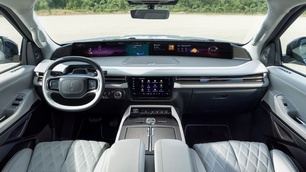 2025 Lincoln Navigator L Black Label front cabin.