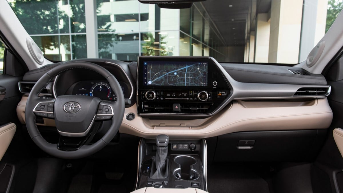 The interior of the 2025 Toyota Highlander Hybrid