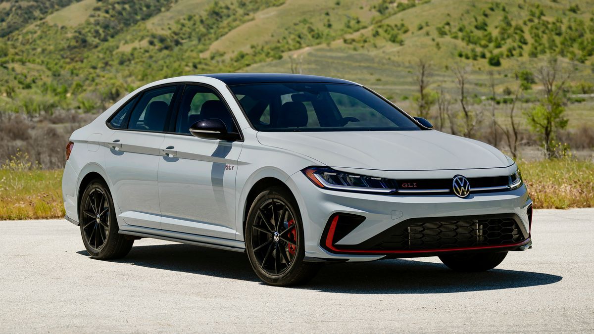 2025-volkswagen-jetta-gli-front-right-3qtr
