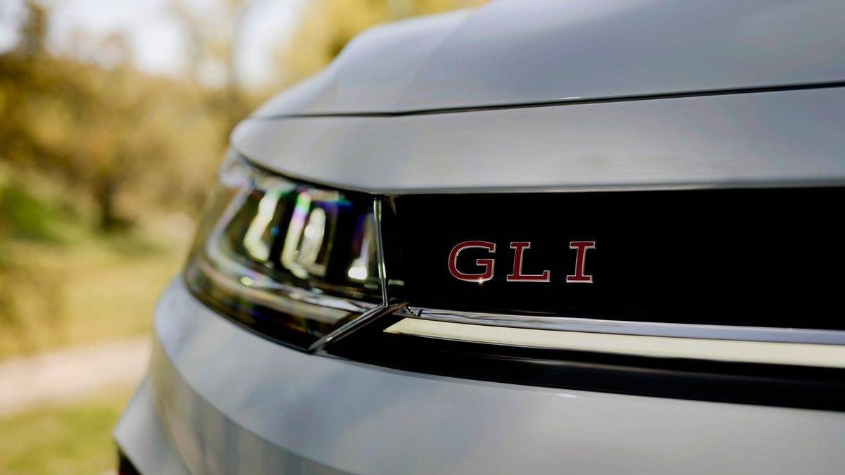 2025-volkswagen-jetta-gli-grille-logo