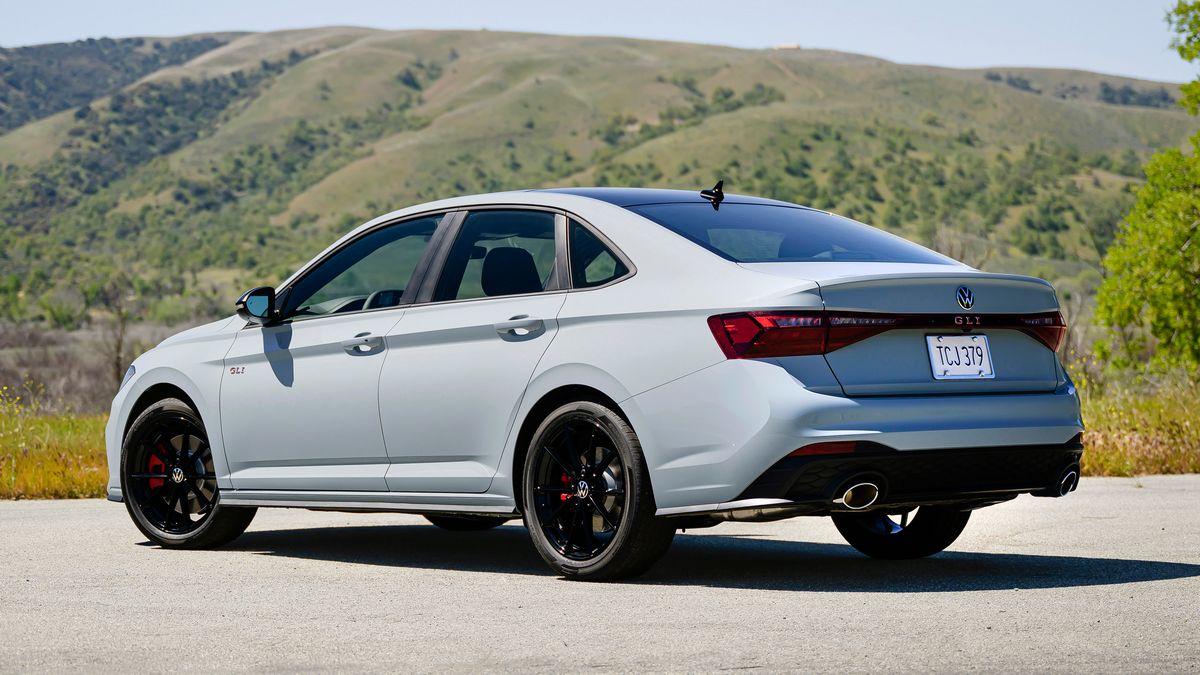 2025-volkswagen-jetta-gli-rear-left-3qtr