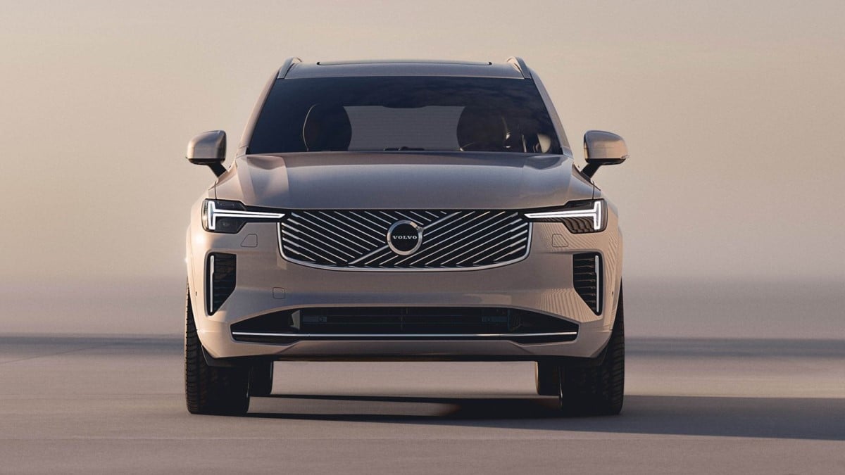 The 2025 Volvo XC90 seen from head-on