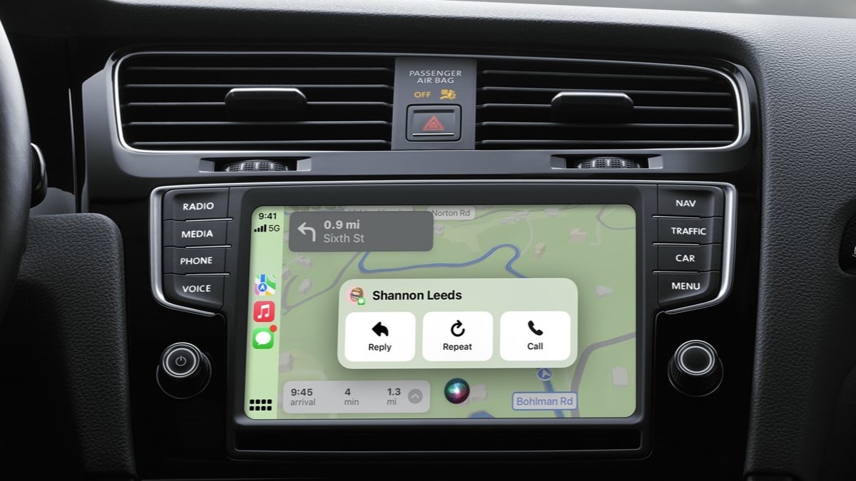 Apple CarPlay displaying a message alert