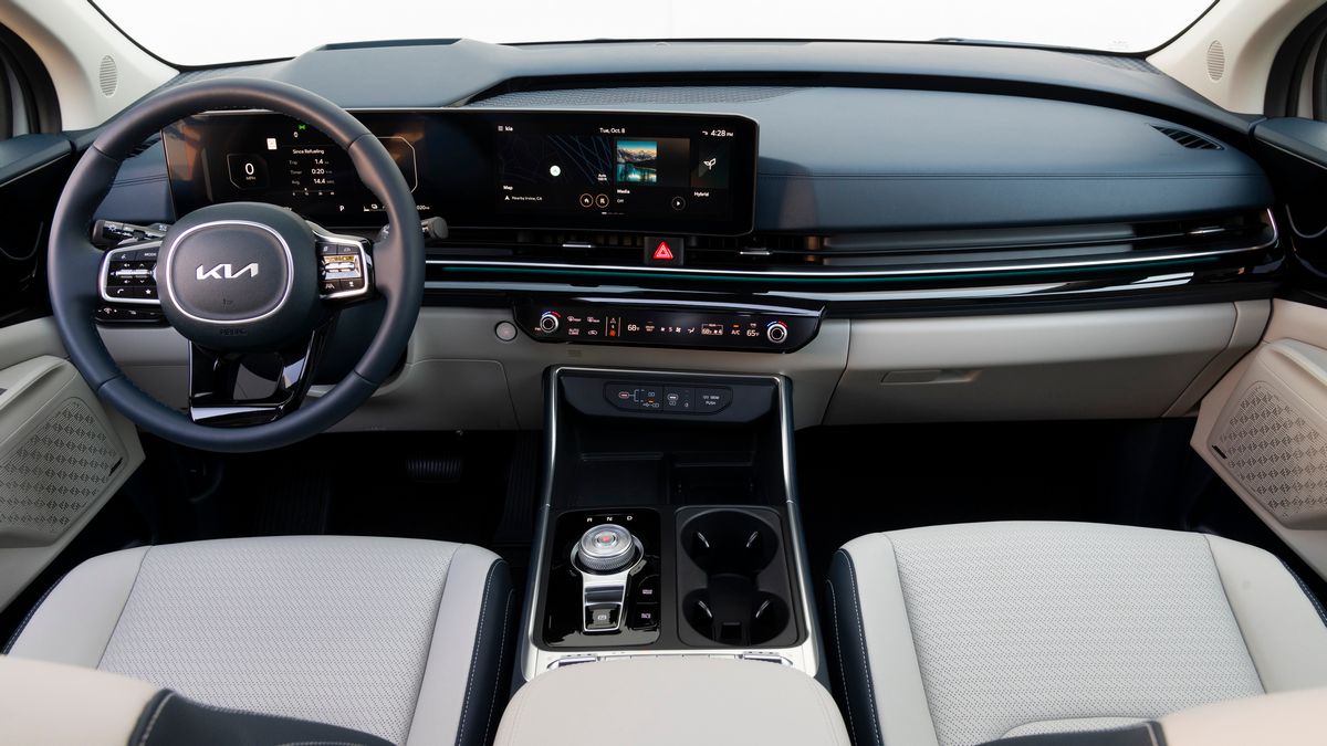 2025 Kia Carnival Hybrid front cabin.