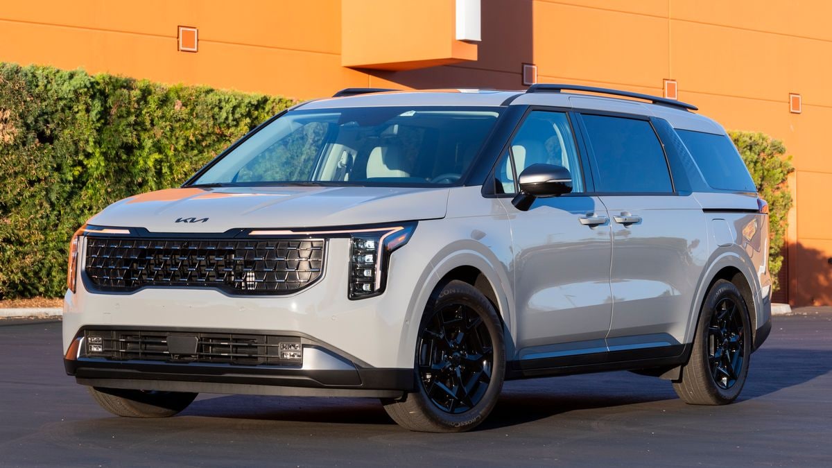 2025 Kia Carnival Hybrid in Ceramic Silver