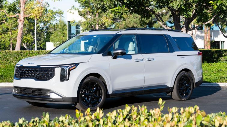 2025 Kia Carnival Hybrid in Ceramic Silver