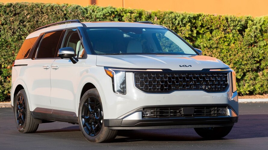 2025 Kia Carnival vs. 2025 Toyota Highlander - Kelley Blue Book