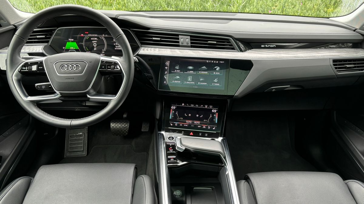2025 Audi Q8 e-tron front cabin.