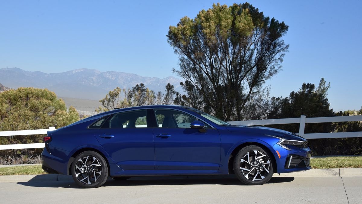 2025-kia-k5-profile-right