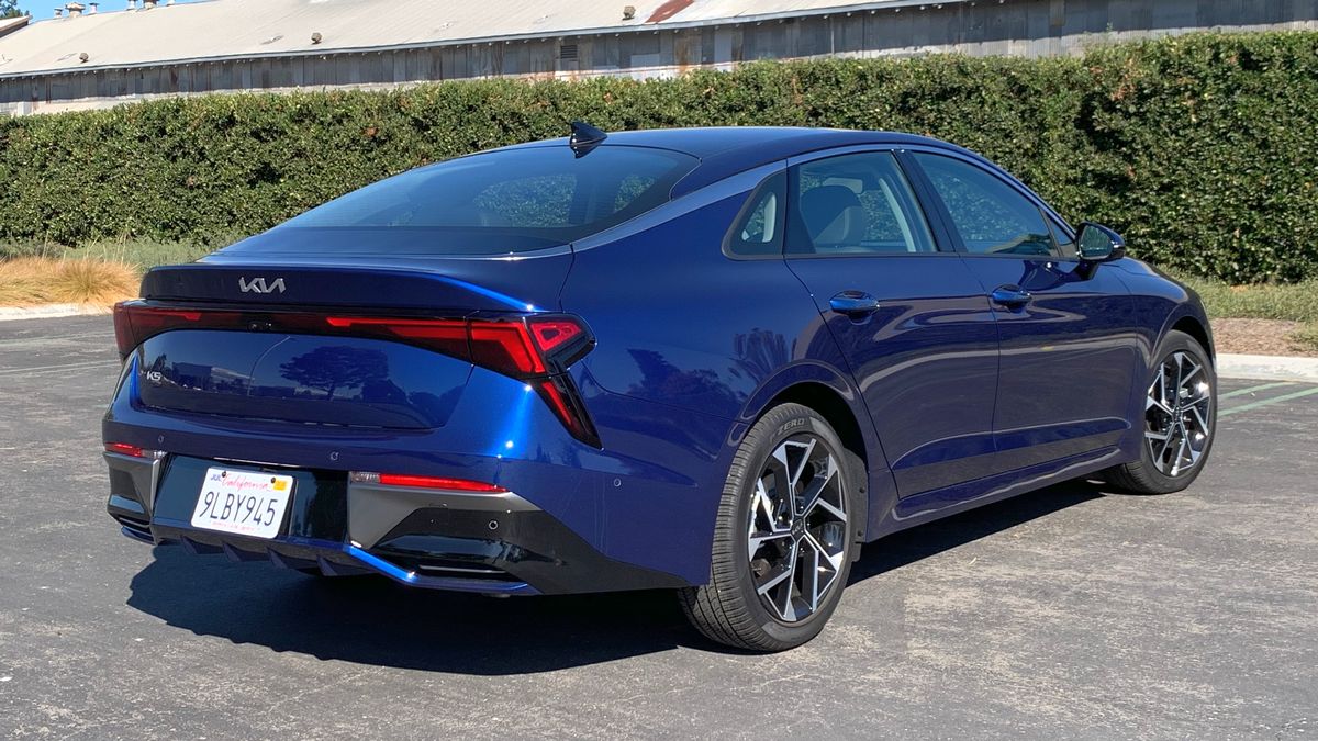 2025-kia-k5-rear-right-3qtr