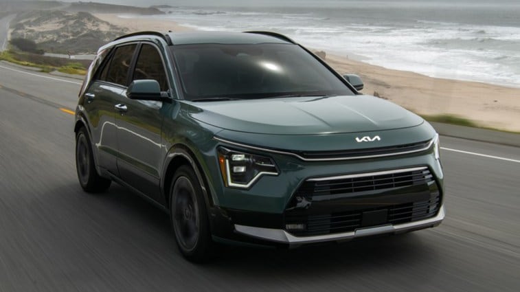 2025 Kia Niro front 3/4 right action