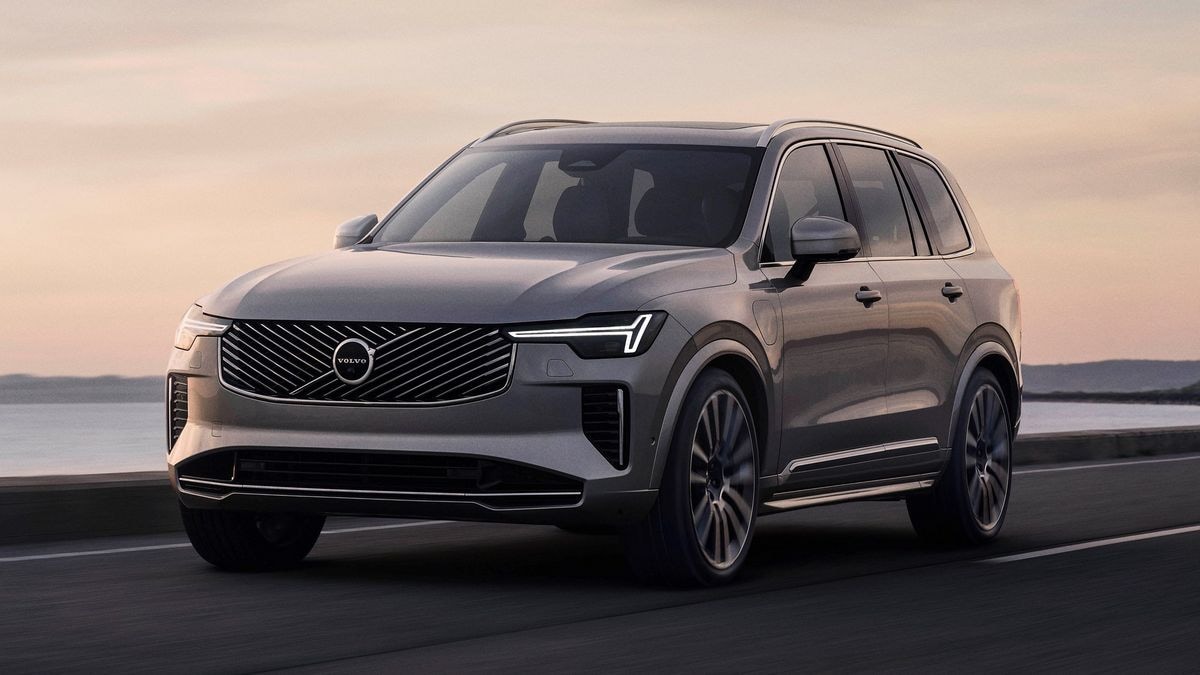 2025 Volvo XC90 T8 AWD Plugin Hybrid vs. 2025 BMW X5 xDrive50e Comparison Kelley Blue Book