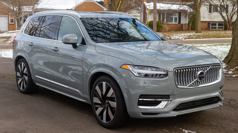 2025 Volvo XC90 Recharge متوقفة في حي في الضواحي.