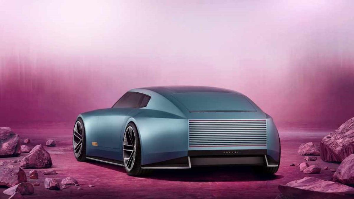 سيارة جاكوار Type 00 الاختبارية يمكن رؤيتها من زاوية الربع الخلفي