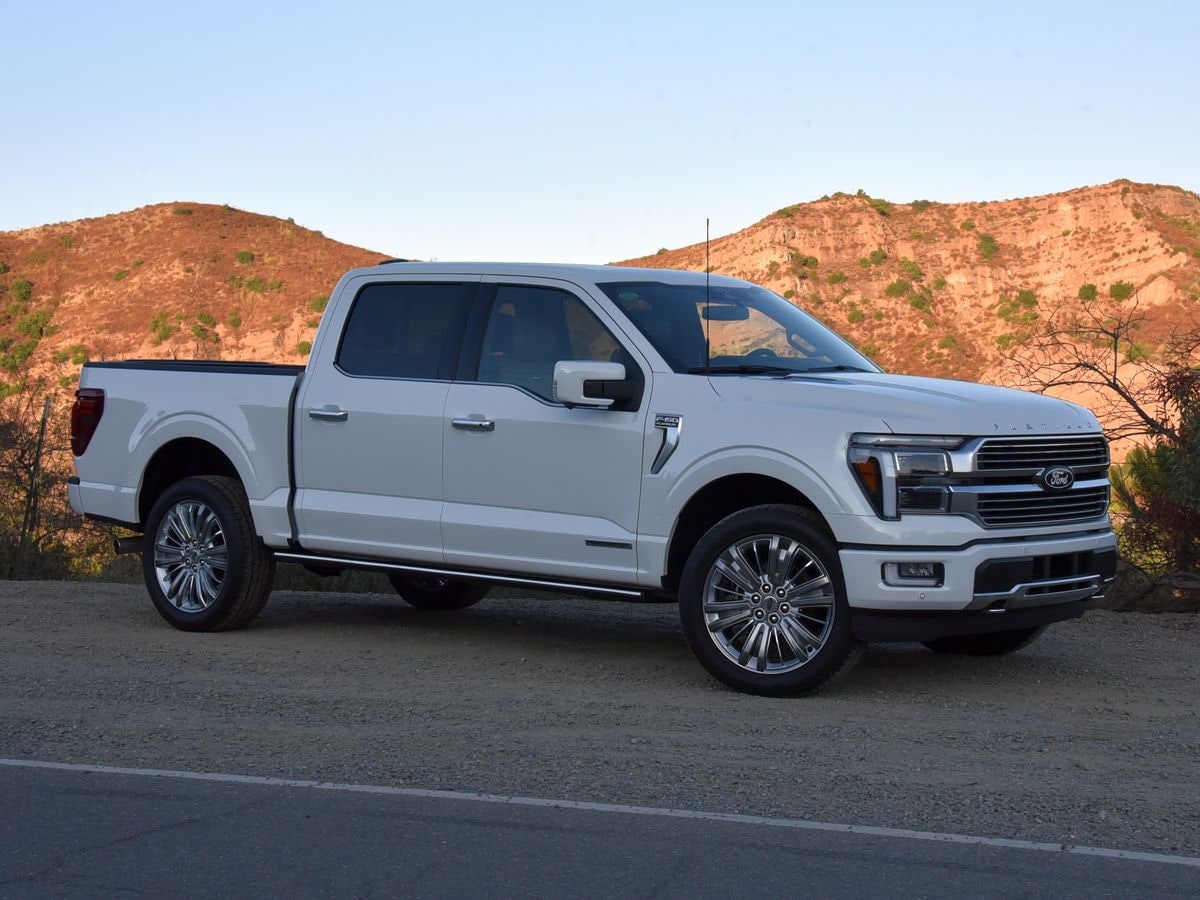 2025-ford-f-150-platinum-front-right-3qtr-4x3