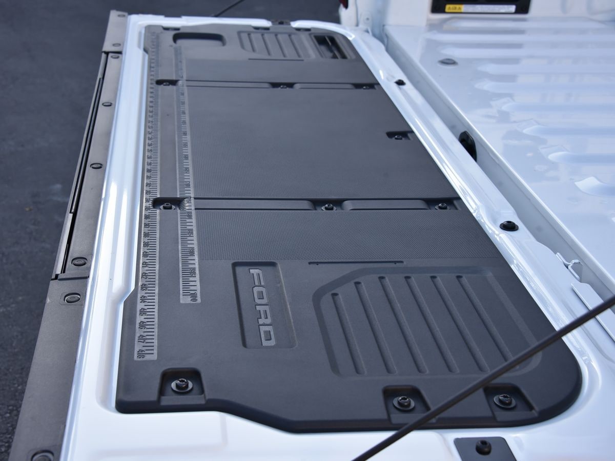 2025-ford-f-150-platinum-tailgate-detail-4x3