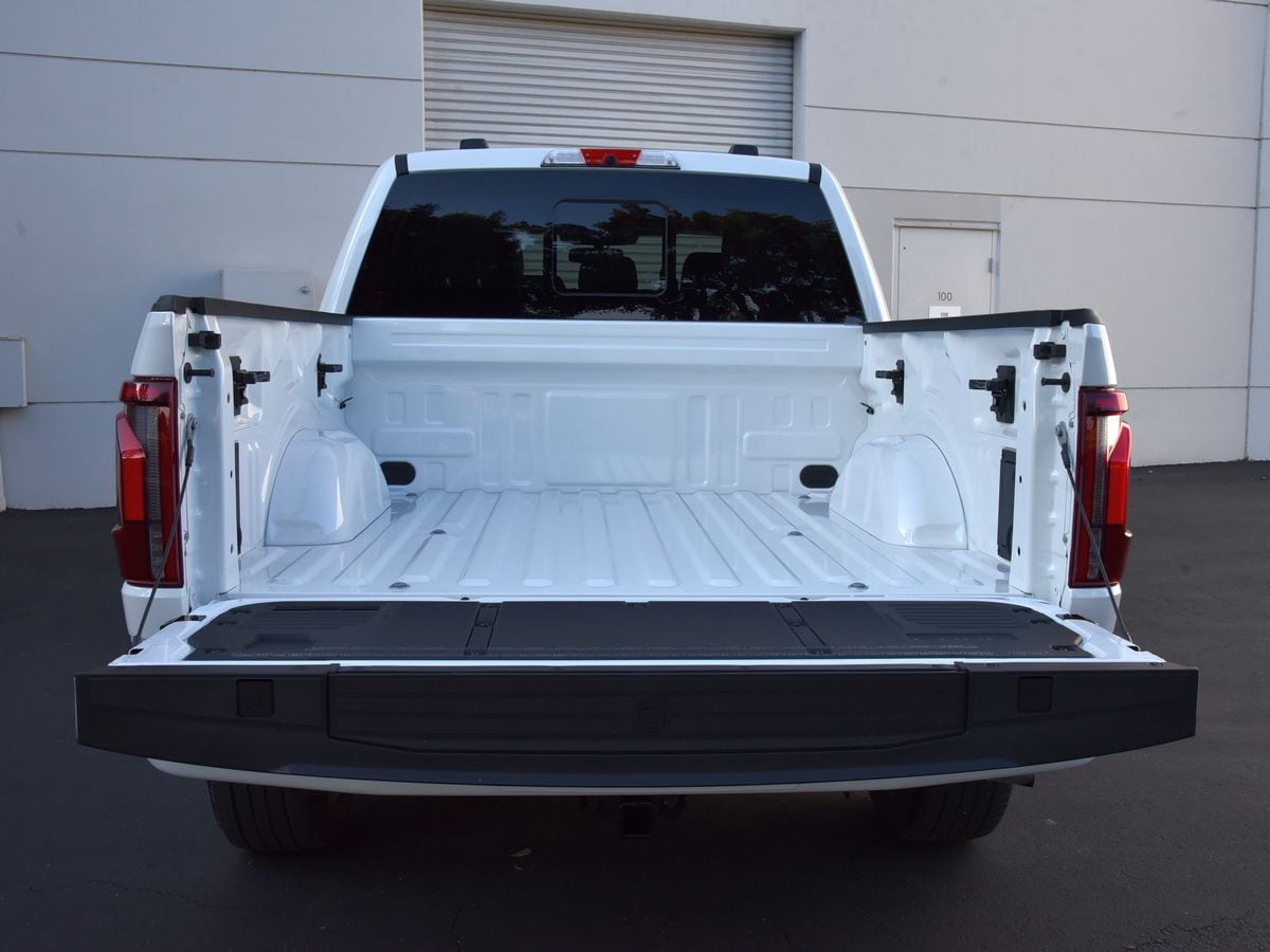 2025-ford-f-150-platinum-tailgate-down-4x3