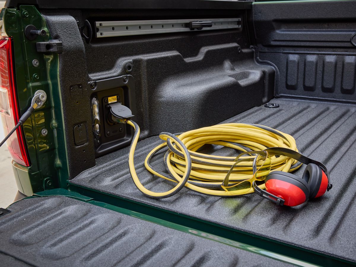 2025-ford-maverick-green-bed-power-port-4x3