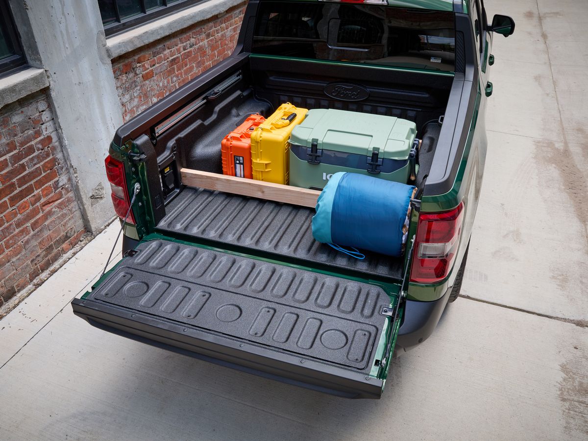 2025-ford-maverick-green-bed-with-cargo-4x3