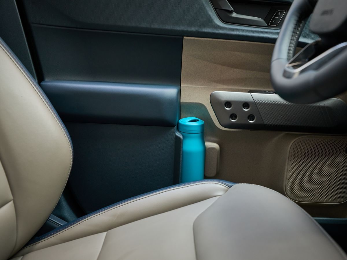 2025-ford-maverick-green-door-detail
