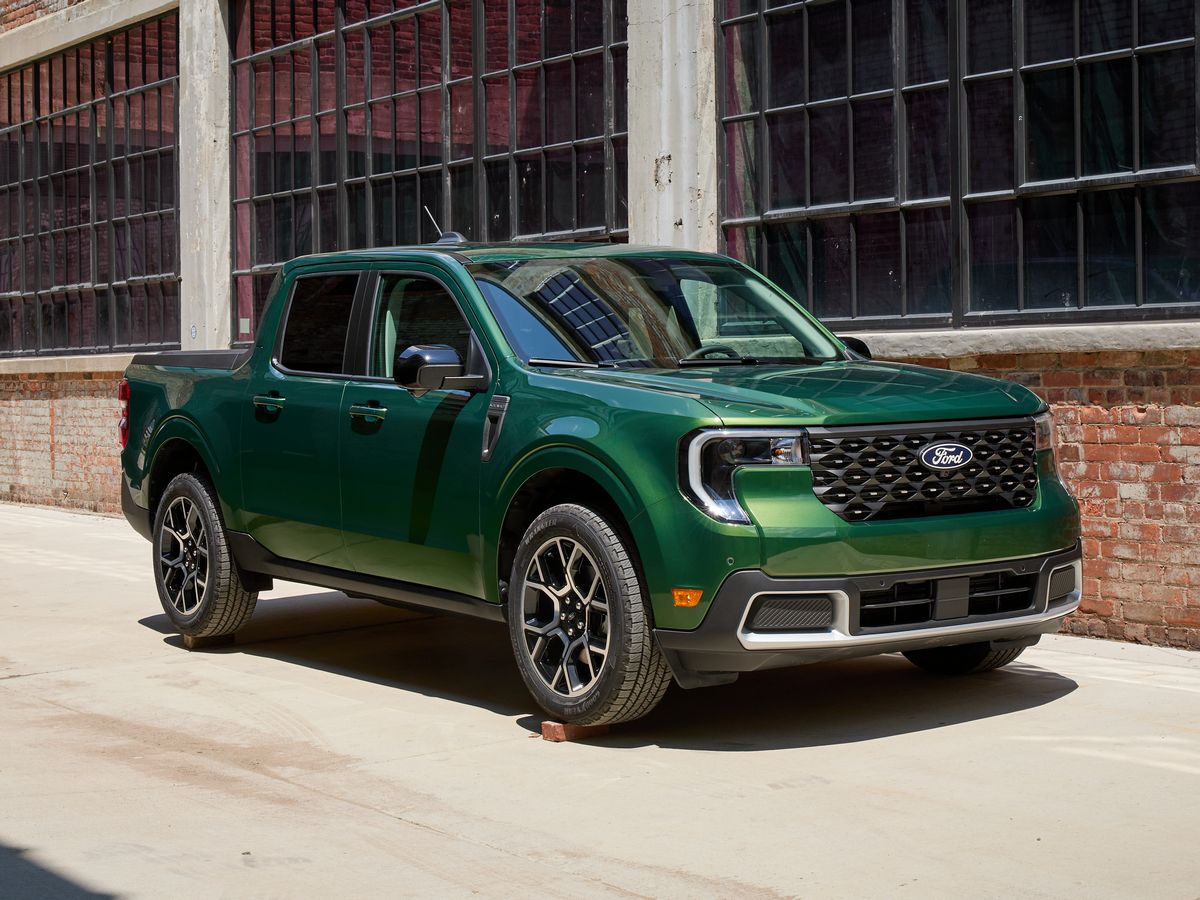 2025-ford-maverick-green-front-right-3qtr-4x3