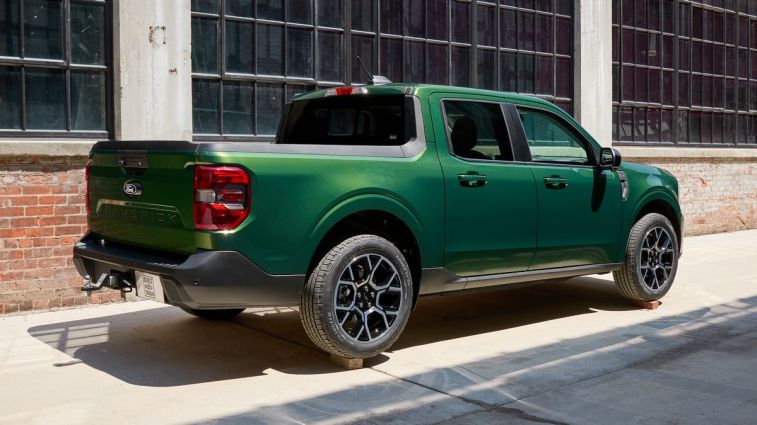 2025-ford-maverick-green-right-3qtr