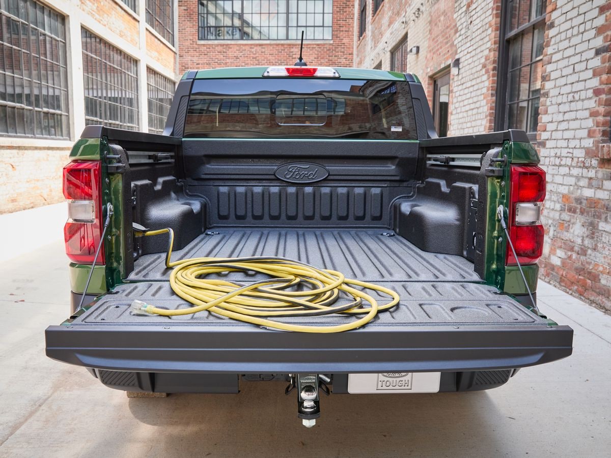 2025-ford-maverick-green-tailgate-down-4x3