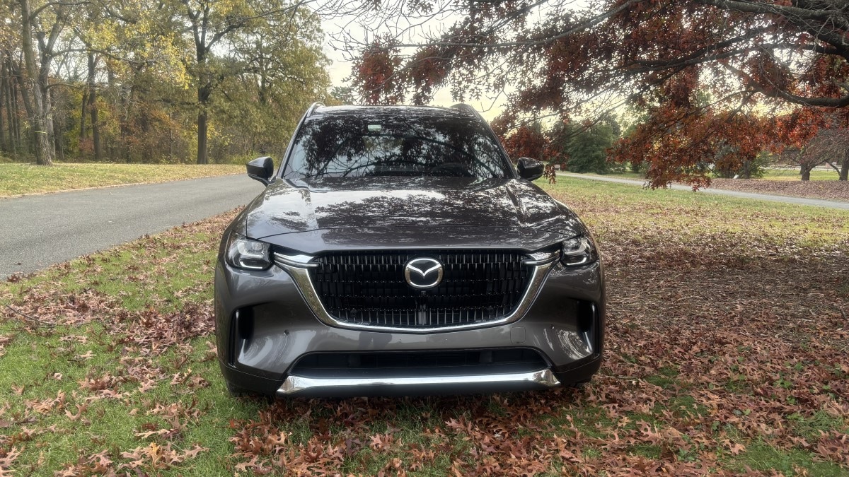 The 2025 Mazda CX-90 PHEV seen from head on