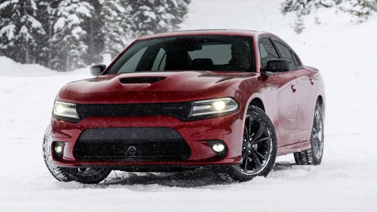 2020 Dodge Charger GT AWD في الثلج.