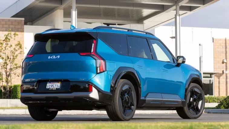 2025 KIA EV9 باللون الأزرق.