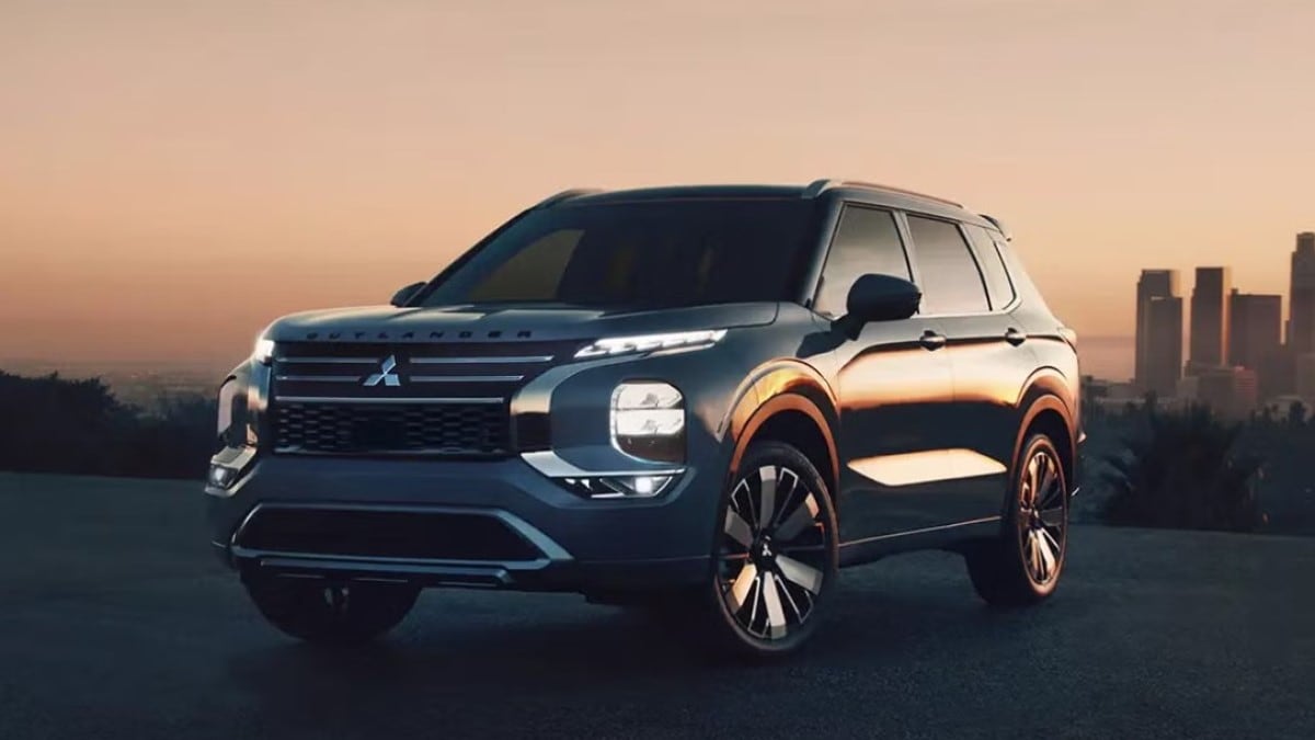The 2025 Mitsubishi Outlander seen from a front quarter angle