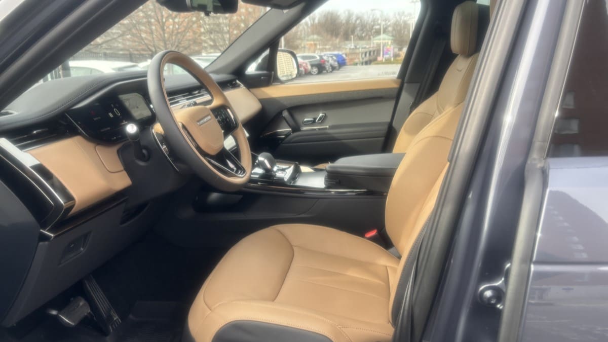 The front seats of the 2025 Range Rover Sport