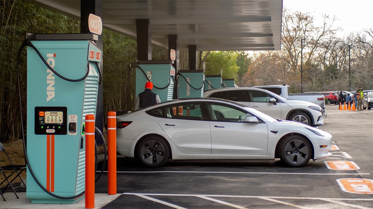 An Iona recharging station serving several EVs